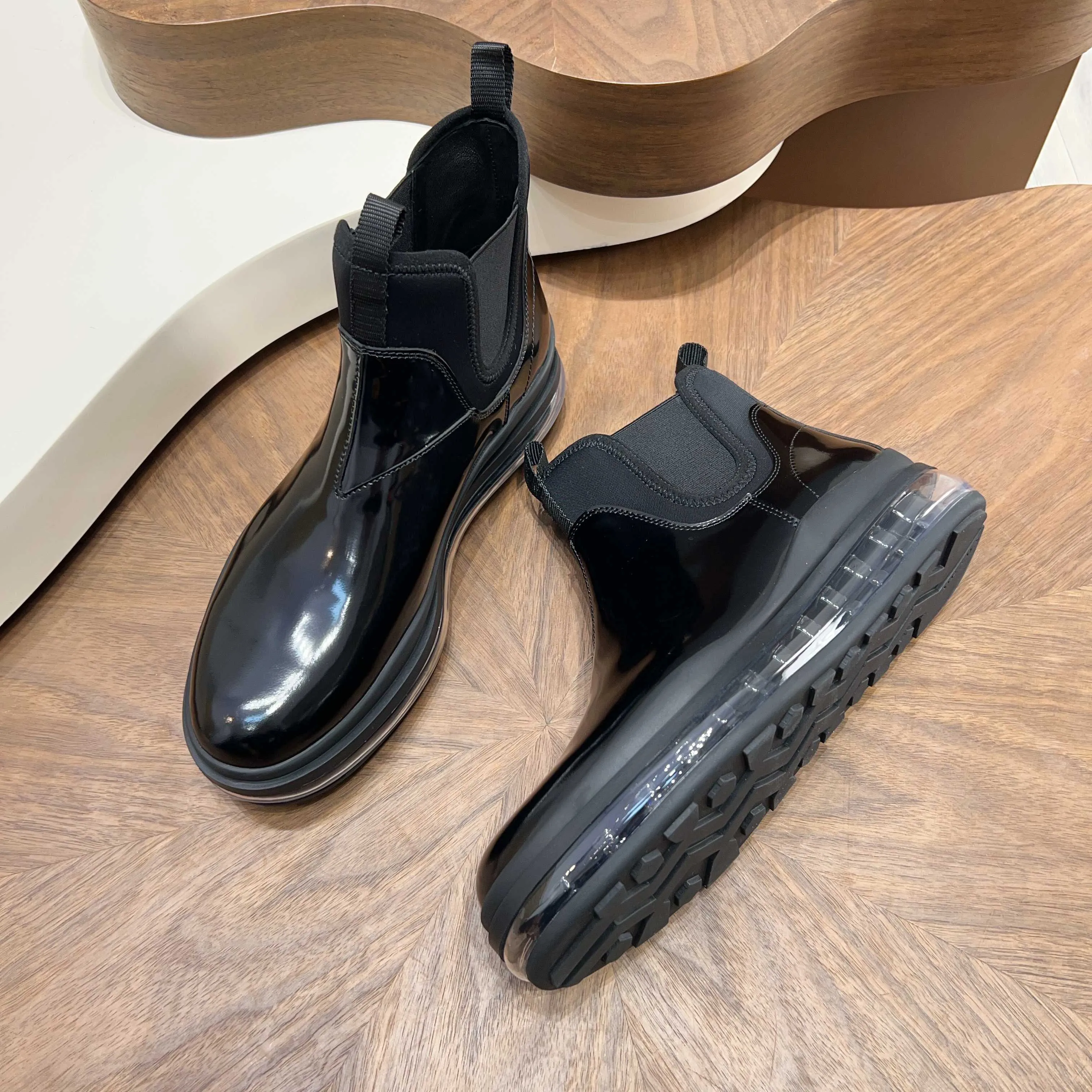 Men's shoes 💰 1000 Prada/Prada Italian show version Pure original men's high-top slip-on air cushion shoes Original super flexible air cushion outsole Silver label PRADA letter logo decoration on the heel Rubber bottom layer High comfort Excellent anti-slip performance Imported waxed cowhide Leather is smooth Leather holes are fine and even Super good texture Slip-on design Geometric carving decoration Novel and unique Full calf leather lining Standard gold-labeled feet. Fine workmanship. Ignore market currency. Support comparison inspection. Size: 38-39-40-41-42-43-44. Standard leather shoe size 45. Order